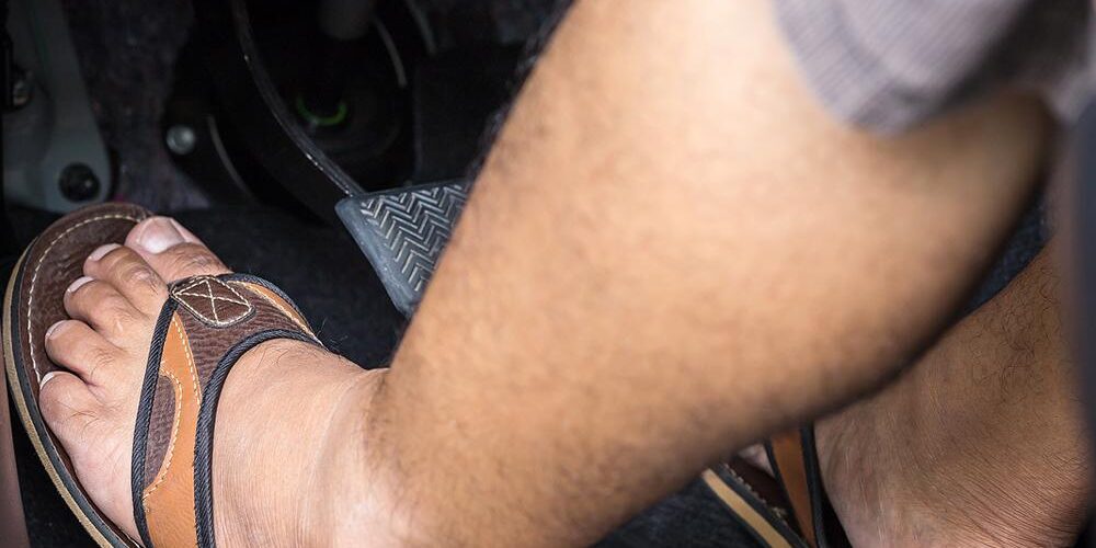 ¿Es legal conducir con chanclas o descalzo? ¿Es legal conducir con chanclas o descalzo?