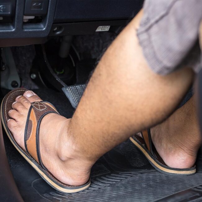 ¿Es legal conducir con chanclas o descalzo?