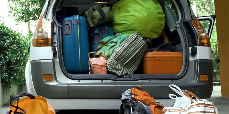 Colocar un objeto dentro del habitáculo y no en el maletero puede ocasionar lesiones Cada vez que realizamos un viaje en coche, como ahora en verano, es cuando llevamos nuestros vehículos con más carga y, colocarla correctamente puede influir en el comportamiento del vehículo ante una curva, frenadas bruscas u otras maniobras inesperadas. Por eso la Dirección General de Tráfico (DGT) pone en alerta a los conductores para que no sobrecarguen sus vehículos o transporten su carga de forma incorrecta pudiendo sancionar a quienes lo cometan. Colocar mal nuestra carga incrementa más las posibilidades de sufrir un accidente. Además, transportar bolsas o maletas en los asientos traseros conlleva una multa de 200 euros. Tampoco debemos dejar nada sobre la bandeja trasera, ya que, en caso de frenada, estos objetos pueden venirse contra nosotros a gran velocidad produciendo accidentes incluso mortales. Para evitar cualquier accidente con la carga de tus viajes, solo tienes que recordar estos consejos: No sobrecargar el vehículo, porque además de poner en riesgo la seguridad de los ocupantes, afecta a su comportamiento en frenadas y giros siendo casi un 12% más lento y torpe, haciendo que crezcan las posibilidades de perder el control y accidentarlo. Evita la carga suelta en el habitáculo por muy liviana que sea. Si chocamos frontalmente, contra, por ejemplo, una farola, dentro del habitáculo se produce una gran deceleración y el peso de los objetos se multiplica al proyectarse hacia delante. Por ejemplo, si llevamos un paraguas de 200 gramos en la bandeja y chocamos frontalmente a 60km/h, vendrá hacia nosotros con una fuerza de más de 22 kg. Debemos colocar todo el equipaje en el maletero, de tal forma que los objetos más pesados y voluminosos queden al fondo y tengamos acceso a los objetos que podamos necesitar durante el viaje. En caso de tener poco espacio en el maletero, siempre nos vendrá muy bien un portaequipajes de techo o podremos emplear una baca, aunque debemos cerciorarnos de que todo esté bien anclado antes de empezar la carga para no ponernos en peligro ni nosotros ni el resto de los usuarios de la vía. Colocar un objeto dentro del habitáculo y no en el maletero puede ocasionar lesiones Cada vez que realizamos un viaje en coche, como ahora en verano, es cuando llevamos nuestros vehículos con más carga y, colocarla correctamente puede influir en el comportamiento del vehículo ante una curva, frenadas bruscas u otras maniobras inesperadas. Por eso la Dirección General de Tráfico (DGT) pone en alerta a los conductores para que no sobrecarguen sus vehículos o transporten su carga de forma incorrecta pudiendo sancionar a quienes lo cometan. Colocar mal nuestra carga incrementa más las posibilidades de sufrir un accidente. Además, transportar bolsas o maletas en los asientos traseros conlleva una multa de 200 euros. Tampoco debemos dejar nada sobre la bandeja trasera, ya que, en caso de frenada, estos objetos pueden venirse contra nosotros a gran velocidad produciendo accidentes incluso mortales. Para evitar cualquier accidente con la carga de tus viajes, solo tienes que recordar estos consejos: No sobrecargar el vehículo, porque además de poner en riesgo la seguridad de los ocupantes, afecta a su comportamiento en frenadas y giros siendo casi un 12% más lento y torpe, haciendo que crezcan las posibilidades de perder el control y accidentarlo. Evita la carga suelta en el habitáculo por muy liviana que sea. Si chocamos frontalmente, contra, por ejemplo, una farola, dentro del habitáculo se produce una gran deceleración y el peso de los objetos se multiplica al proyectarse hacia delante. Por ejemplo, si llevamos un paraguas de 200 gramos en la bandeja y chocamos frontalmente a 60km/h, vendrá hacia nosotros con una fuerza de más de 22 kg. Debemos colocar todo el equipaje en el maletero, de tal forma que los objetos más pesados y voluminosos queden al fondo y tengamos acceso a los objetos que podamos necesitar durante el viaje. En caso de tener poco espacio en el maletero, siempre nos vendrá muy bien un portaequipajes de techo o podremos emplear una baca, aunque debemos cerciorarnos de que todo esté bien anclado antes de empezar la carga para no ponernos en peligro ni nosotros ni el resto de los usuarios de la vía.