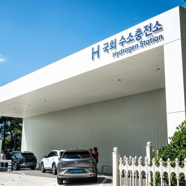 Puede ser la solución para que la pila de hidrógeno sea una opción real Desde la Universidad Deakin, en Australia, creen que puede haber más alternativas a que la movilidad del futuro se base en el coche eléctrico. Y piensan que el hidrógeno puede funcionar, pero ¿cómo solventar su transporte y almacenamiento? La solución a estos problemas es el hidrógeno en polvo. El hidrógeno nació como una potente alternativa al coche eléctrico, que de momento toma la alternativa en las energías sostenibles. Además, podía competir favorablemente en autonomía y tiempos de carga, pues aproximadamente se tardaría en repostar lo mismo que un coche térmico. Pero aún presenta dos inconvenientes que hacen que todavía no pueda ser totalmente viable. Pues para extraerlo existe la opción de hacerlo de una parte de los combustibles fósiles, con lo cual no es sostenible, además de sus costes elevados. Por otra parte, su almacenamiento es difícil de llevar a cabo, pues el hidrógeno es muy volátil. Cómo obtener hidrógeno en polvo Llegados a este punto, los investigadores australianos han transformado el hidrógeno en polvo usando nitruro de boro, empleado también en la industria de los semiconductores, para llevar a cabo este proceso químico. Colocando en una centrífuga el hidrógeno y el nitruro de boro junto con bolas de acero, estas se asocian con el nitruro de boro y dejan al nitrógeno convertido en polvo. Después, se aspira para recogerlo y utilizarlo. Ventajas del hidrógeno en polvo La primera de ellas es que es mucho más fácil de almacenar, y, por tanto, más fácil de transportar. Al igual que su utilización. Por su parte, el nitruro de boro se puede producir sin metales raros, lo cual es una ventaja en contraste con la producción de baterías eléctricas. El proceso de convertir el hidrógeno en polvo, además, consume un 90% menos de energía que la refinación del petróleo. La siguiente fase del proceso será una validación industrial para ver si finalmente puede ser una alternativa al coche eléctrico y consolidarse como opción sostenible.