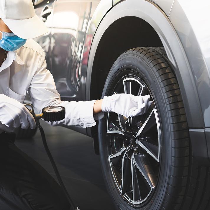 ¿Sabes cómo inflar las ruedas de tu coche? Consejos para hacerlo de forma sencilla en una gasolinera