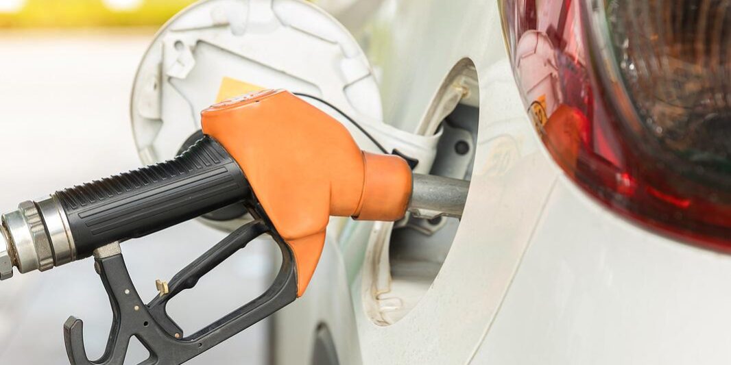 Antes de salir coger el coche, mira dónde echar gasolina y ahorrarás dinero Antes de salir coger el coche, mira dónde echar gasolina y ahorrarás dinero