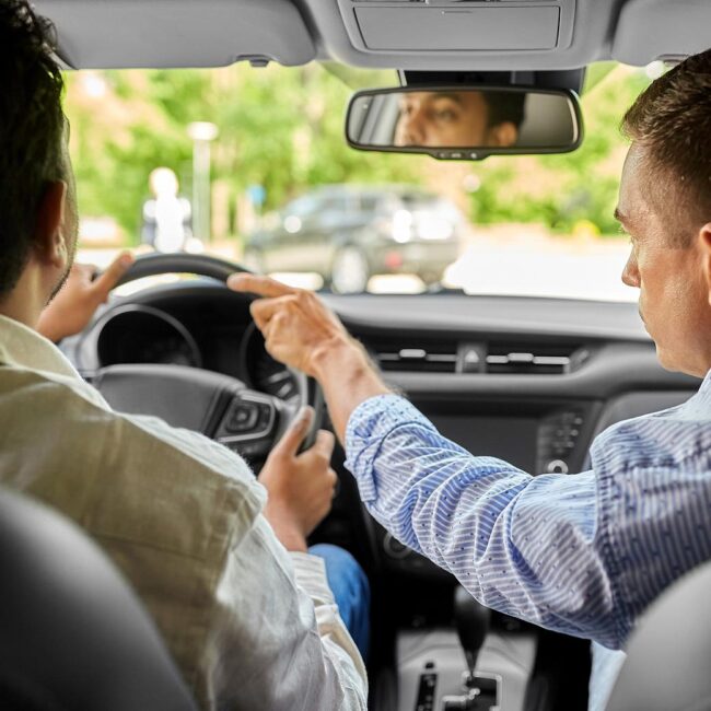 ¿Cómo funciona el doble pedal en un coche de autoescuela?