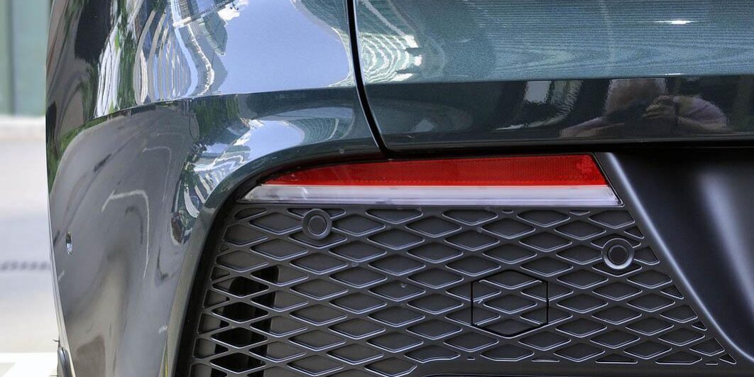 Parecen algo simple, pero los catadióptricos pueden valer un favorable en la ITV Parecen algo simple, pero los catadióptricos pueden valer un favorable en la ITV