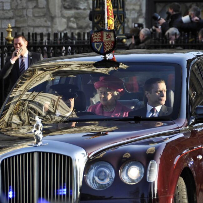 Los fabulosos coches del garaje ‘real’ de Isabel II
