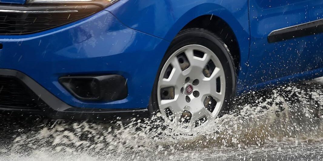 Así cambia la distancia de frenado cuando circulamos en lluvia Así cambia la distancia de frenado cuando circulamos en lluvia