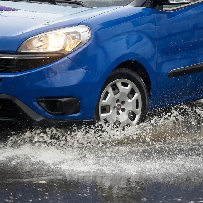 Así cambia la distancia de frenado cuando circulamos en lluvia
