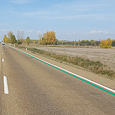 ¿Qué significan las líneas azules y verdes que hay pintadas en muchas carreteras?