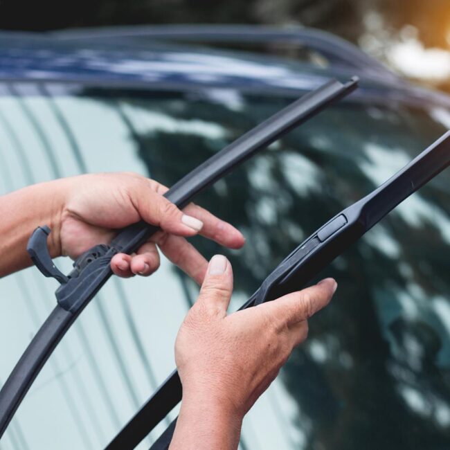 Por qué los líquidos limpiaparabrisas caseros acaban dañando a tu coche