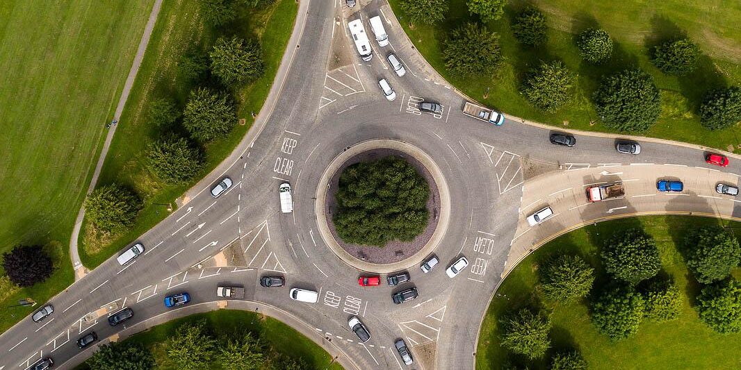 Así es como debemos entrar, circular y salir de una rotonda Así es como debemos entrar, circular y salir de una rotonda