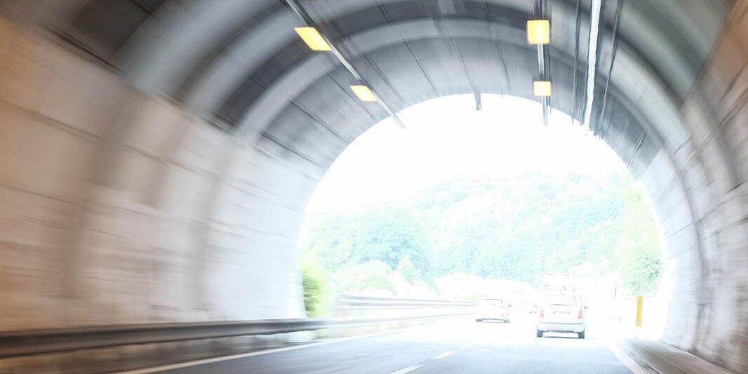 ¿Está permitido adelantar dentro de un túnel? ¿Está permitido adelantar dentro de un túnel?