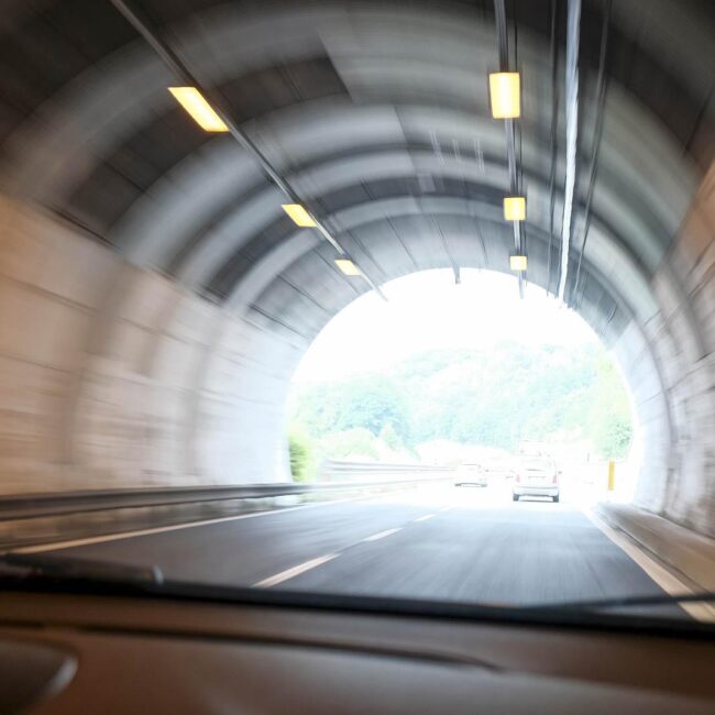¿Está permitido adelantar dentro de un túnel?