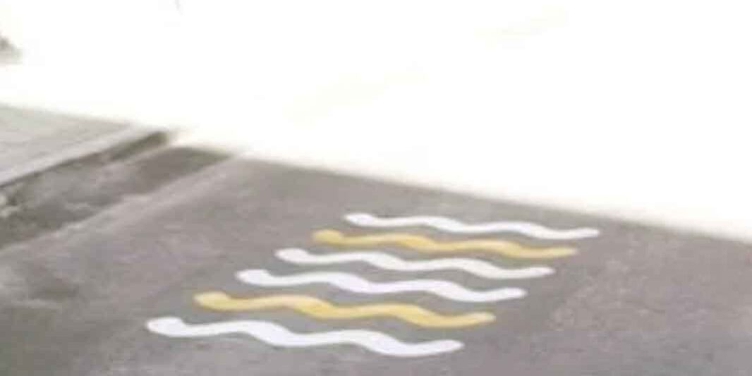 ¿Sabes qué significan las ‘olas’ pintadas en el asfalto? ¿Sabes qué significan las 'olas' pintadas en el asfalto?
