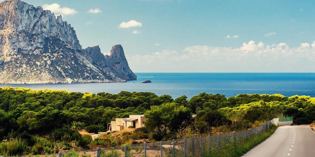 ¿Sabes cuáles son las rutas en coche más populares, bonitas y tranquilas de España?