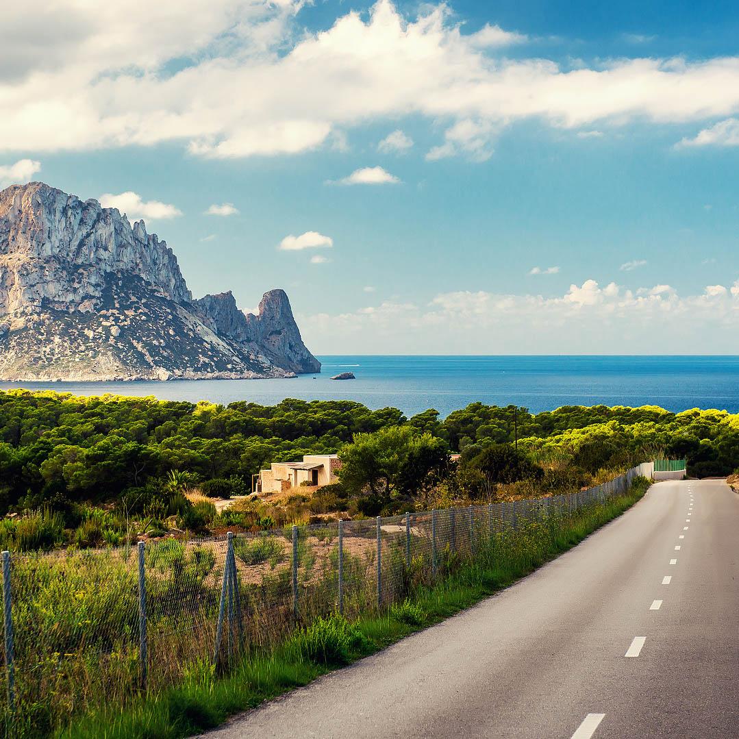 ¿Sabes cuáles son las rutas en coche más populares, bonitas y tranquilas de España?