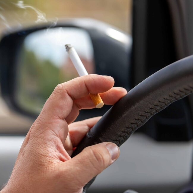 Fumar en el coche podría tener las horas contadas Fumar en el coche podría tener las horas contadas