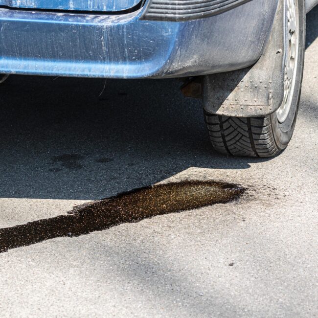 ¿Sabes qué hacer si encuentras una mancha debajo de tu coche? ¿Sabes qué hacer si encuentras una mancha debajo de tu coche?