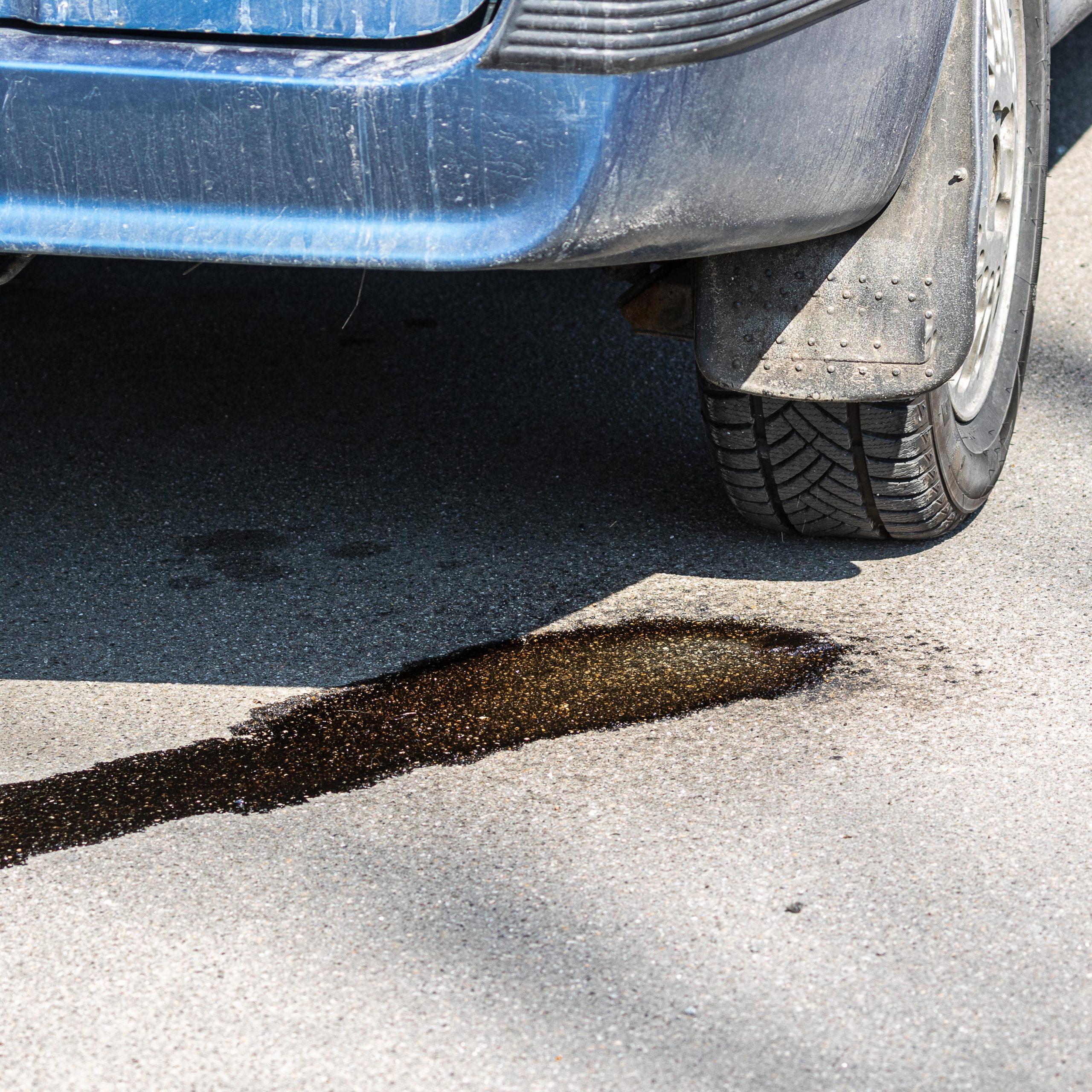¿Sabes qué hacer si encuentras una mancha debajo de tu coche?
