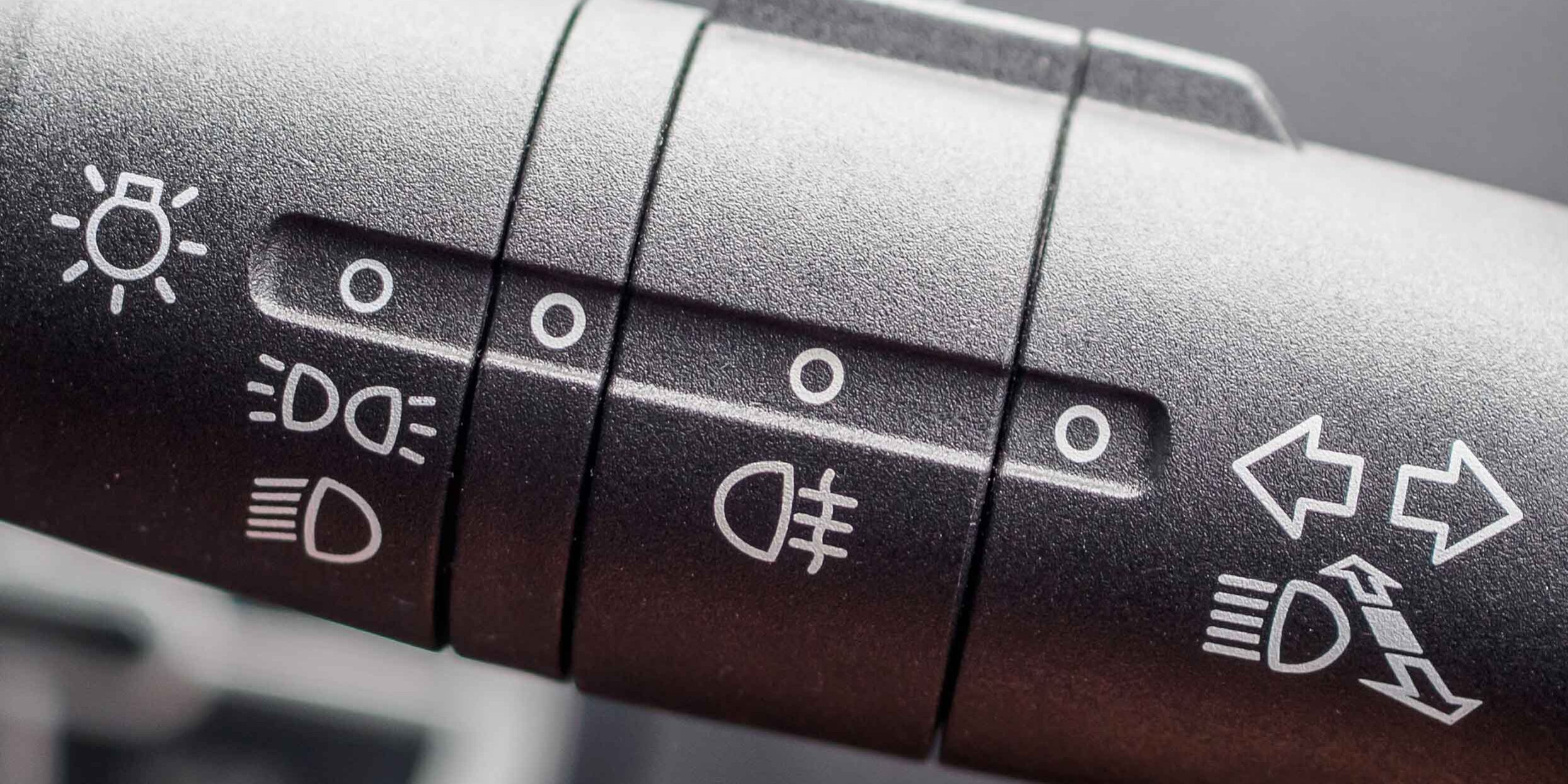 ¿Sabías que te pueden multar por ayudar a otros conductores mientras vas al volante?