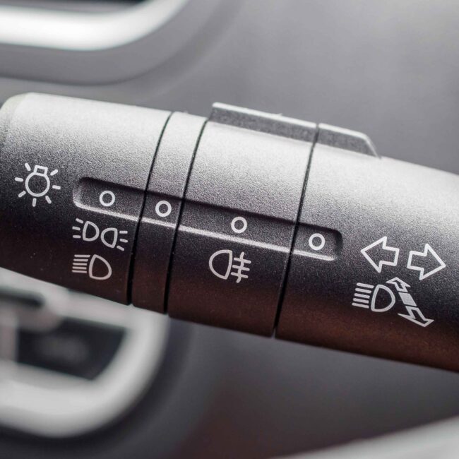 ¿Sabías que te pueden multar por ayudar a otros conductores mientras vas al volante?