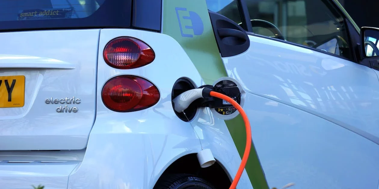 coche eléctrico blanco
